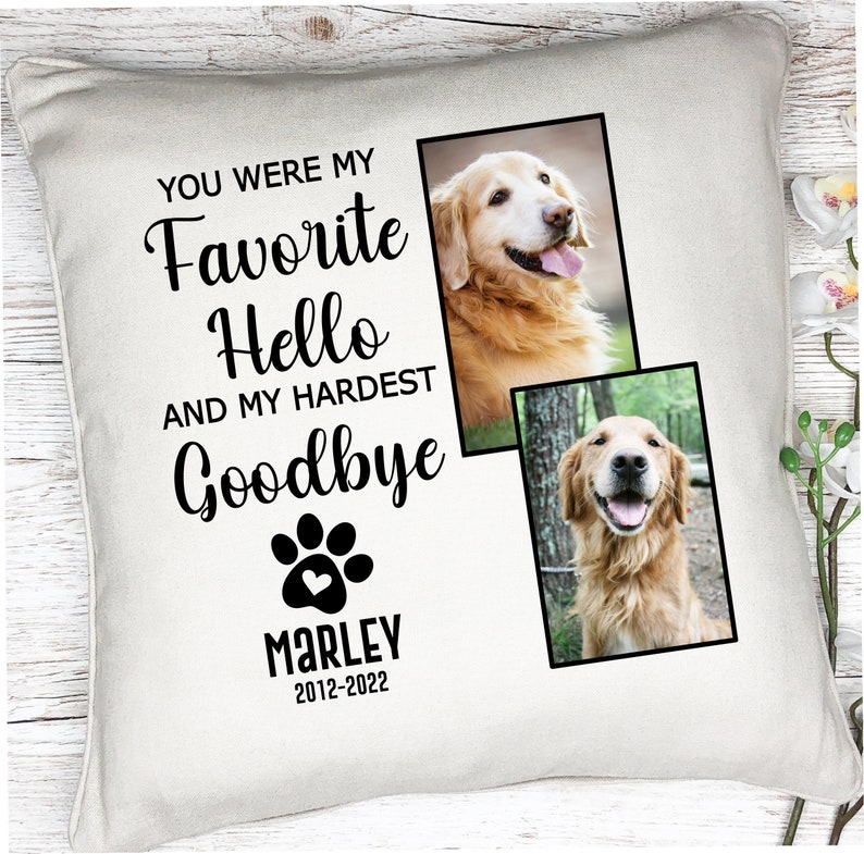K&ouml;nnte beinhalten: Cremefarbenes quadratisches Kissen mit dem Text "YOU WERE MY FAVORITE HELLO AND MY HARDEST GOODBYE." Enth&auml;lt einen Pfotenabdruck und den Namen "MARLEY 2012-2022." Zwei Fotos eines Golden Retrievers sind auf dem Kissen abgebildet.