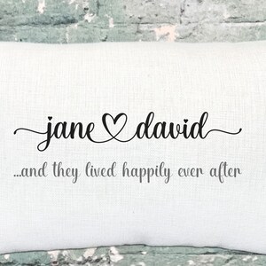 Könnte beinhalten: Weißes Kissen mit schwarzem Text, der "jane ♥ david...und sie lebten glücklich bis ans Ende ihrer Tage" lautet.