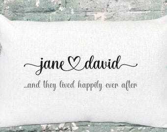 Könnte beinhalten: Weißes Kissen mit schwarzem Text, der "jane ♥ david...und sie lebten glücklich bis ans Ende ihrer Tage" lautet.