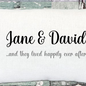Könnte beinhalten: Weißes Kissen mit schwarzem Text, der "Jane & David...und sie lebten glücklich bis ans Ende ihrer Tage" lautet.