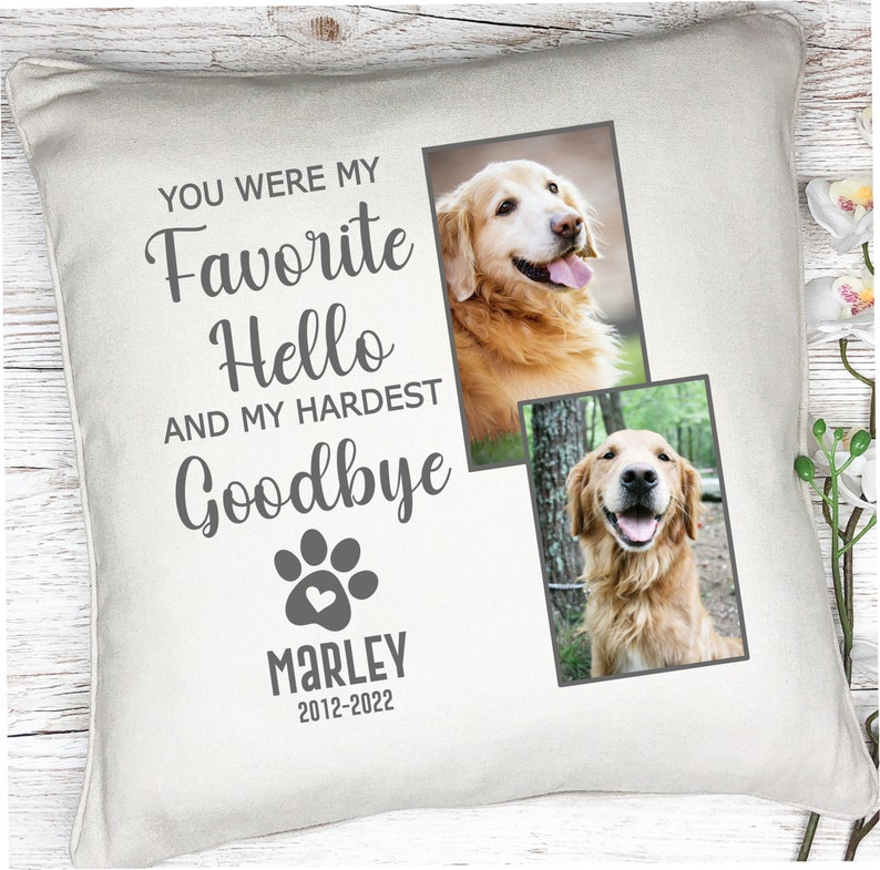 K&ouml;nnte beinhalten: Ein quadratisches, cremefarbenes Kissen mit dem grauen Text "YOU WERE MY FAVORITE HELLO AND MY HARDEST GOODBYE". Es zeigt einen Pfotenabdruck mit Herz und den Namen "MARLEY 2012-2022". Zwei Fotos eines Golden Retrievers sind ebenfalls abgebildet.