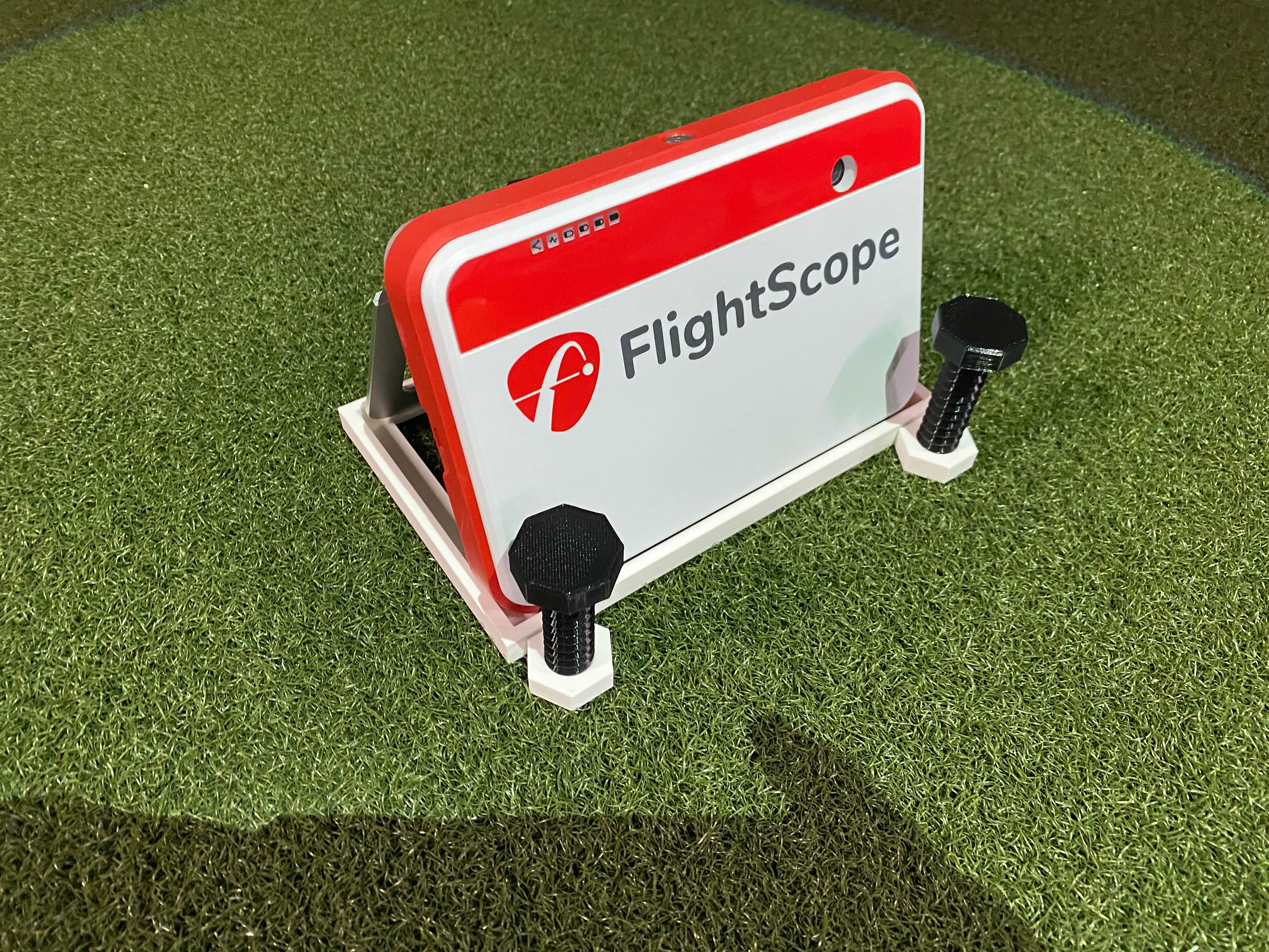 Flightscope Mevo+ は角度調整と水平調整が可能なスタンドです。ピッチ 