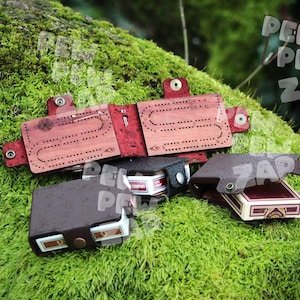 Trail Trinket: leer en cederhout, opvouwbaar reiswiegbord en dekhouder voor buitenavonturen en meer. Wikkelt om kaarten!
