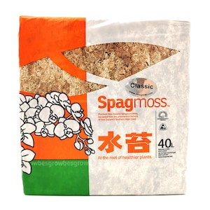 Op de afbeelding: Een witte zak met Sphagnum-mos met een groene en oranje rand. De zak heeft een afbeelding van een orchidee en de tekst "Classic", "Spagmoss", "Premium New Zealand Sphagnum Moss", "harvested from the pristine environment of New Zealand's Southern West Coast", "水苔", "40L" en "At the root of healthier plants."