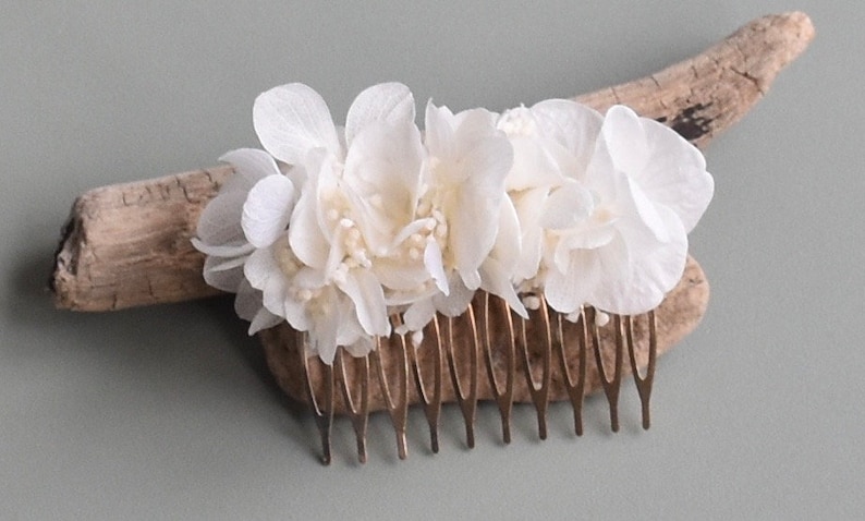 Hair comb with dried flowers in white/cream image 2