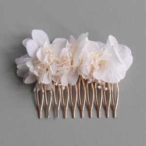 Hair comb with dried flowers in white/cream image 1