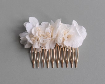Hair comb with dried flowers in white/cream