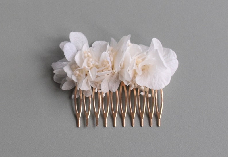 Hair comb with dried flowers in white/cream image 1