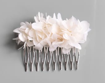 Hair comb with dried flowers in white/cream