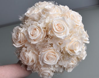 Brautstrauß mit 16 champagnerfarbenen stabilisierten Rosen, Trockenblumenstrauß, Boho Style, Ivory
