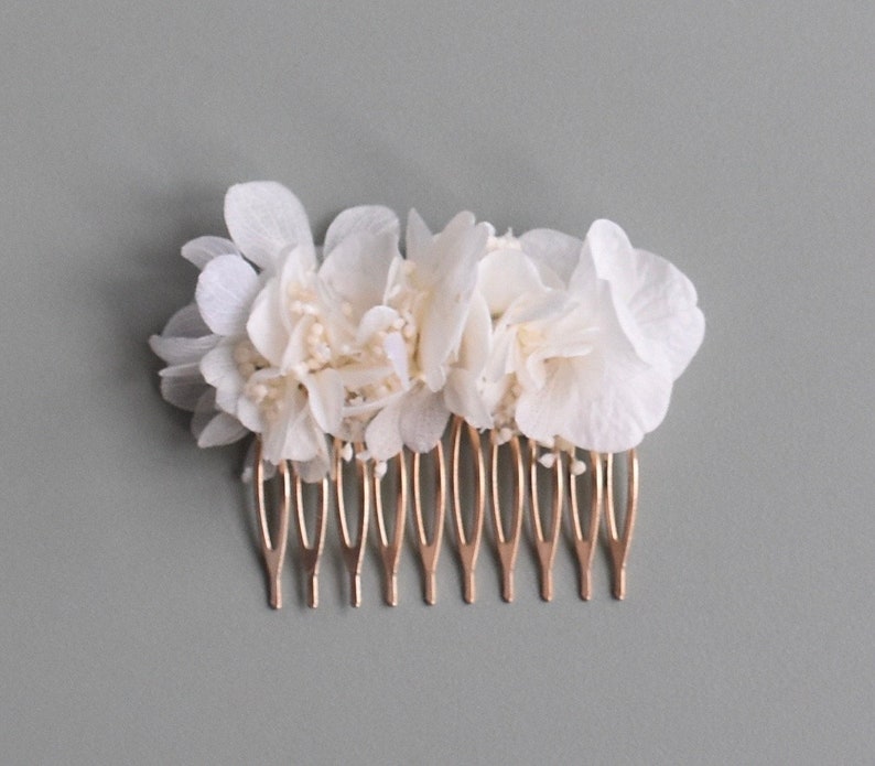 Hair comb with dried flowers in white/cream image 3