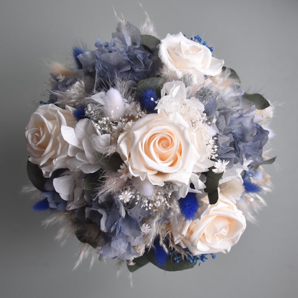 Brautstrauß aus Trockenblumen und 4 stabilisierten Rosen, blau/weiß, Trockenblumenstrauß