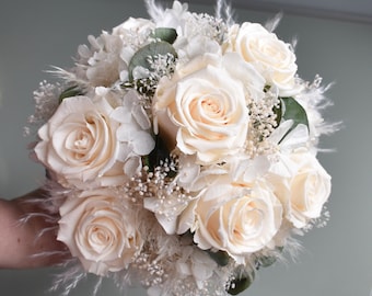 Brautstrauß aus Trockenblumen mit 7 stabilisierten  Rosen, Trockenblumenstrauß, Boho Greenery Style, Ivory