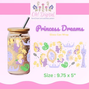 Op de afbeelding: Een glazen can wrap met een "Princess Dreams" ontwerp. De wrap bevat illustraties van een prinses, een toren en andere thema-elementen in paars, geel en groen. Het glas wordt getoond met een houten deksel en een rietje. De afmeting is 24,77 x 12,7 cm.