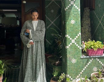 Abaya floral verde con flores silvestres