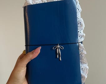Funda para cuaderno de viaje tríptico de piel auténtica azul con ribete de bordado inglés - Tamaño A5