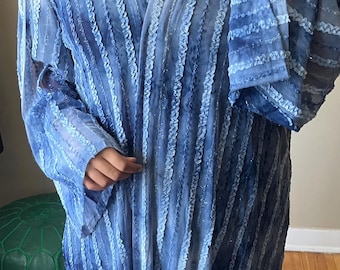 Kimono Skyline, vestido de malla azul brillante