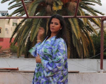 Vestido abaya sedoso con flores violetas