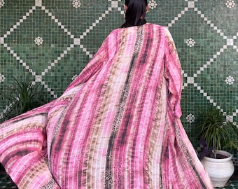 Kimono rosa con estampado de guepardo y lentejuelas