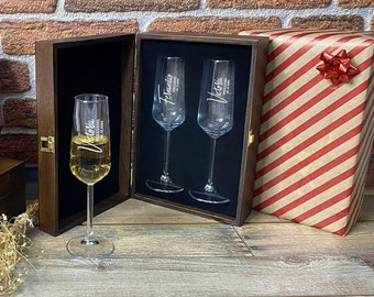 Personalised Champagne Flutes With Gift Box - Mr and Mrs Wedding Toasting Flutes for Couple, Best gift for Bride and Groom,Anniversary Gift