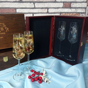 Personalised Champagne Flutes With Gift Box - Mr and Mrs Wedding Toasting Flutes for Couple, Best gift for Bride and Groom,Anniversary Gift