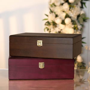 Personalisierte Hochzeit Sektflöten: Mr & Mrs Gläser mit Geschenkbox aus Holz