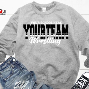 Pode incluir: Camisola de cor cinzenta com texto preto e branco que diz "Your School Here Your Team Wrestling".