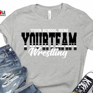 Pode incluir: Uma camiseta cinza com texto preto e branco que diz "YOUR SCHOOL HERE YOURTEAM Wrestling".