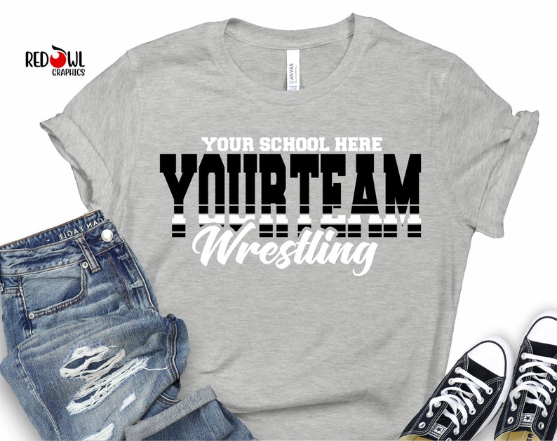 Pode incluir: Uma camiseta cinza com texto preto e branco que diz "YOUR SCHOOL HERE YOURTEAM Wrestling".