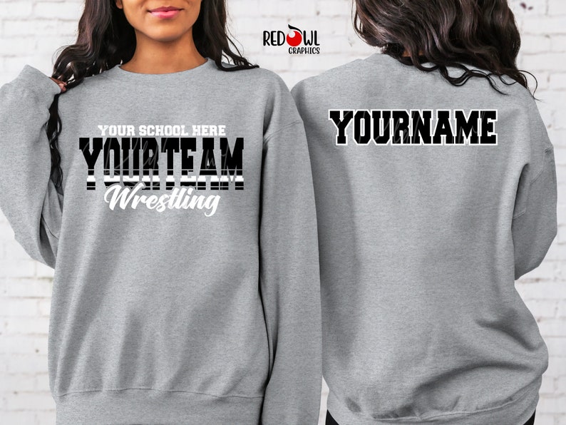 Pode incluir: Camisola de moletom cinza com texto preto que diz "YOUR SCHOOL HERE YOUR TEAM Wrestling" na frente e "YOURNAME" nas costas.
