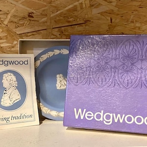 Wedgwood Blue Jasperware Pin Dish in &quot;Litlte Angel&quot; Pattern from 1981s