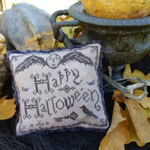Halloween cross stitch pdf pattern - Happy Hallowe&#39;en cushion