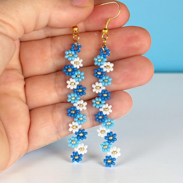 Hangoorbellen met blauwe madeliefkralen: handgemaakte bloemensieraden