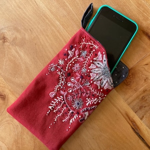 Handgefertigte rote Brillenhülle, bestickte Handytasche, Boho Brillenhülle, Stofftasche, Geschenk für Sie, Geschenk für Mama