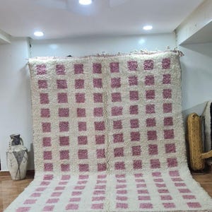 Tapis berbère marocain de luxe, tapis tribal berbère fait main sur mesure, tapis marocain, tapis à carreaux en laine rose blanc pour couloir