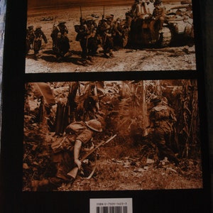 K&ouml;nnte beinhalten: Ein Schwarzwei&szlig;foto von Soldaten in einer Dschungelumgebung. Die Soldaten tragen Gewehre und Helme. Das Foto stammt aus einem Buch mit der ISBN 0-7509-1403-3.