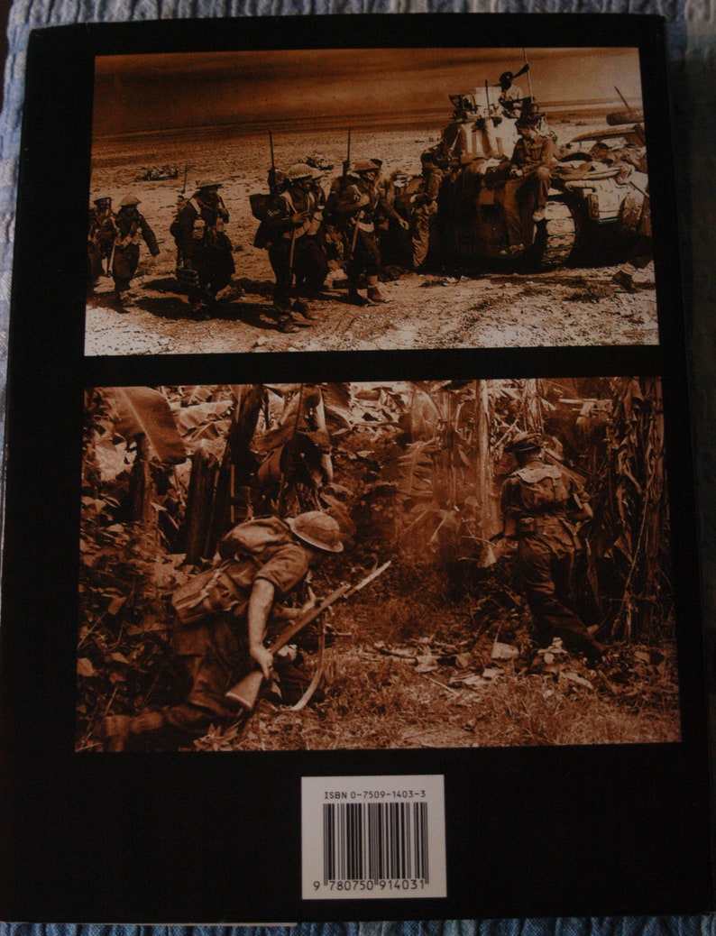 K&ouml;nnte beinhalten: Ein Schwarzwei&szlig;foto von Soldaten in einer Dschungelumgebung. Die Soldaten tragen Gewehre und Helme. Das Foto stammt aus einem Buch mit der ISBN 0-7509-1403-3.