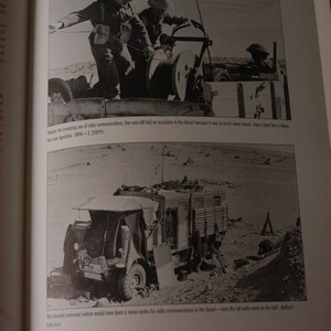 K&ouml;nnte beinhalten: Ein Schwarzwei&szlig;foto eines Milit&auml;rfahrzeugs in der W&uuml;ste. Das Fahrzeug hat eine Funkantenne auf dem Dach und ist von Sand umgeben. Der Text "Despite the increasing use of radio communications, line was still laid on occasions in the desert because it was so much more secure. Here a land line is being laid near Agedabia. (IWM - E 20899)" ist unter dem Bild gedruckt.