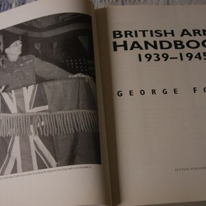 K&ouml;nnte beinhalten: Ein Schwarzwei&szlig;foto eines Mannes in Milit&auml;runiform, der hinter einem Podium steht, das mit einer Union Jack-Flagge bedeckt ist. Der Buchtitel lautet "British Army Handbook 1939-1945" und "George Forty".