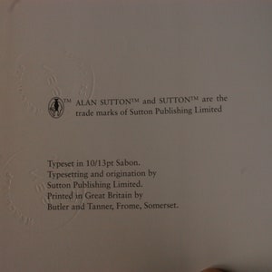 K&ouml;nnte beinhalten: Nahaufnahme einer Buch-Copyright-Seite mit dem Text "TM ALAN SUTTONT&trade; und SUTTONT&trade; sind die Marken von Sutton Publishing Limited. Satz in 10/13pt Sabon. Satz und Ursprung durch Sutton Publishing Limited. Gedruckt in Gro&szlig;britannien von Butler and Tanner, Frome, Somerset."