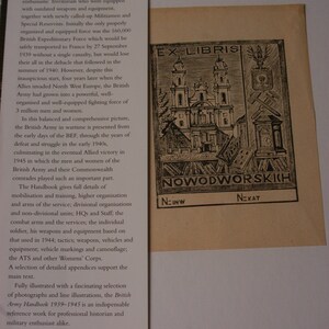 K&ouml;nnte beinhalten: Ein Buchcover mit einer Schwarzwei&szlig;illustration eines Kirchengeb&auml;udes. Der Buchtitel lautet "British Army Handbook 1939-1945". Das Buchcover enth&auml;lt au&szlig;erdem den Text "Ex-Libris Nowodworskich" und den Preis "&pound;25.00".