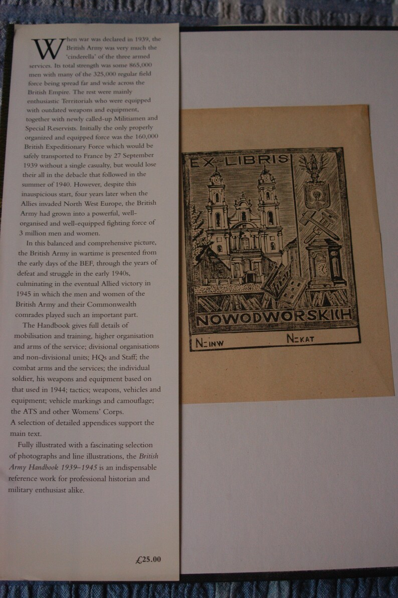 K&ouml;nnte beinhalten: Ein Buchcover mit einer Schwarzwei&szlig;illustration eines Kirchengeb&auml;udes. Der Buchtitel lautet "British Army Handbook 1939-1945". Das Buchcover enth&auml;lt au&szlig;erdem den Text "Ex-Libris Nowodworskich" und den Preis "&pound;25.00".