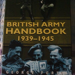 K&ouml;nnte beinhalten: Ein Buchcover mit einem gelben Titel, der "British Army Handbook 1939-1945" lautet, und dem Namen des Autors "George Forty". Das Cover zeigt ein Foto von drei M&auml;nnern in Milit&auml;runiform.