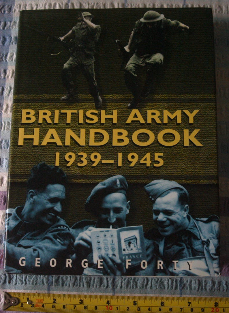 K&ouml;nnte beinhalten: Ein Buchcover mit einem gelben Titel, der "British Army Handbook 1939-1945" lautet, und dem Namen des Autors "George Forty". Das Cover zeigt ein Foto von drei M&auml;nnern in Milit&auml;runiform.