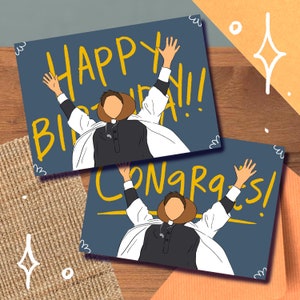 Puede incluir: Dos tarjetas de felicitación con fondo azul y texto amarillo. La primera tarjeta dice "¡Feliz cumpleaños!" y la segunda tarjeta dice "¡Felicidades!" Ambas tarjetas presentan una ilustración de dibujos animados de una persona con una túnica blanca y un sombrero, con el texto "¡Feliz cumpleaños!" y "¡Felicidades!" en amarillo.