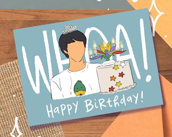 Può includere: Biglietto di compleanno con sfondo azzurro chiaro con un'illustrazione a cartoni animati. L'illustrazione mostra una persona che tiene in mano una torta con candele accese. Il biglietto recita "WHAA! Happy Birthday!"