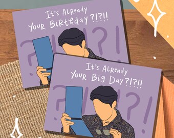 Może przedstawiać: Dwie fioletowe kartki z życzeniami z kreskówkową ilustracją osoby trzymającej lustro. Tekst na kartkach brzmi "It's Already Your Birthday?!?!!" i "It's Already Your Big Day?!?!!".