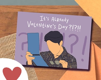 Może przedstawiać: Fioletowa kartka z kreskówkową ilustracją osoby w wzorzystej koszuli trzymającej niebieski przedmiot. Tekst na kartce brzmi "It's Already Valentine's Day?!?"