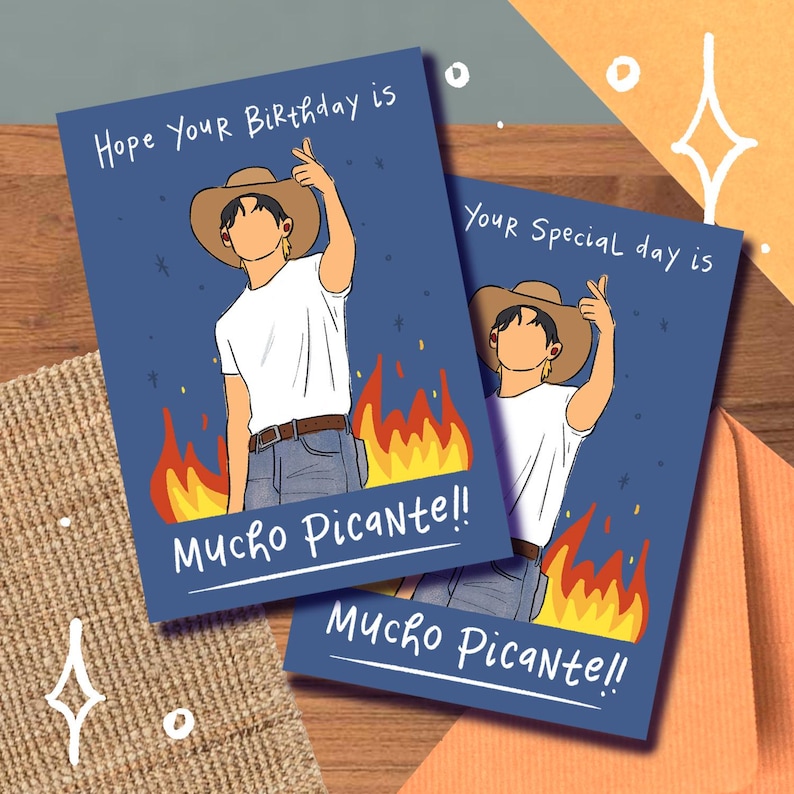 Op de afbeelding: Twee rechthoekige wenskaarten met een donkerblauwe achtergrond en een illustratie van een persoon met een cowboyhoed, wit t-shirt en spijkerbroek voor vlammen. De tekst luidt Hope Your Birthday is MUCHO PICANTE!!