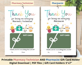 Könnte beinhalten: Druckbare Geschenkkartenhalter-Vorlage für einen Apothekenhelfer oder Apotheker. Das Design zeigt einen grünen Geschenkkartenhalter mit einem weißen Band und dem Text "Vielen Dank, dass Sie ein(e) großartige(r) Apothekenhelfer(in)/Apotheker(in) sind". Das Design enthält auch eine Cartoon-Illustration einer Pille, einer Erste-Hilfe-Box, einer Spritze und einer Pillenflasche.